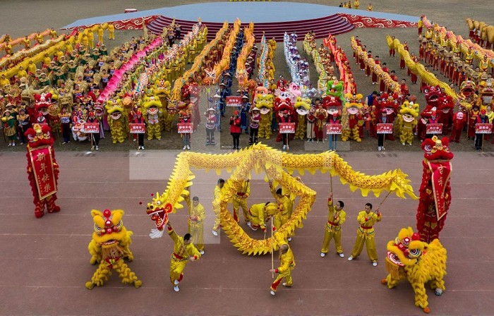 (200118) -- LANGZHONG, Jan. 18, 2020 (Xinhua) -- A team from Chengdu City performs dragon and lion dance in Langzhong ancient town in southwest China’s Sichuan Province, Jan. 17, 2020. A total of 66 teams from all over the Sichuan province gathered here on Jan. 17-18, presenting a two-day performance of dragon and lion dances to celebrate the coming Chinese Lunar New Year, which falls on Jan. 25 this year. (Xinhua/Jiang Hongjing) Xinhua News Agency / eyevine  Contact eyevine for more information about using this image: T: +44 (0) 20 8709 8709 E: info@eyevine.com http://www.eyevine.com . CHINA-SICHUAN-LANGZHONG-DRAGON-LION-DANCE-SPRING FESTIVAL (CN)