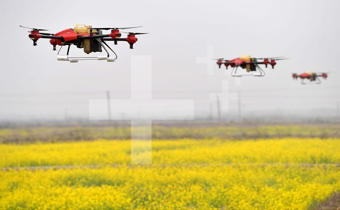 (200229) -- BEIJING, Feb. 29, 2020 (Xinhua) -- Drones carry out plant protection operation in Jiangxiang Town in Nanchang City, east China’s Jiangxi Province, Feb. 28, 2020. (Xinhua/Peng Zhaozhi) Xinhua News Agency / eyevine  Contact eyevine for more information about using this image: T: +44 (0) 20 8709 8709 E: info@eyevine.com http://www.eyevine.com . XINHUA PHOTOS OF THE DAY