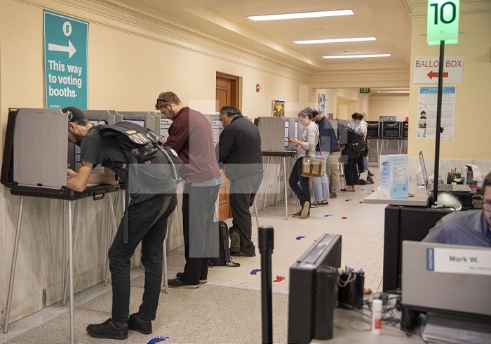 (200304) -- SAN FRANCISCO, March 4, 2020 (Xinhua) -- Voters fill out their ballots at a polling sation in San Francisco, the United States, March 3, 2020.   Voters of 14 U.S. states cast ballots for their preferred candidate on 