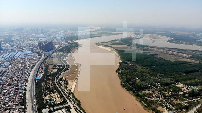 (200424) -- JINAN, April 24, 2020 (Xinhua) -- Aerial photo taken on April 24, 2020 shows a view of the Yellow River flowing through Jinan, capital of east China’s Shandong Province. (Xinhua/Wang Kai) Xinhua News Agency / eyevine  Contact eyevine for more information about using this image: T: +44 (0) 20 8709 8709 E: info@eyevine.com http://www.eyevine.com . CHINA-SHANDONG-JINAN-YELLOW RIVER-SCENERY (CN)