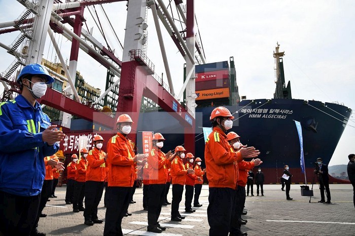(200426) -- QINGDAO, April 26, 2020 (Xinhua) -- Workers participate in the maiden voyage ceremony of HMM Algeciras at Qingdao Port in Qingdao, east China’s Shandong Province, April 26, 2020. HMM Algeciras, the largest container vessel on earth with a TEU (20-foot equivalent unit) capacity of 24,000, started its maiden voyage from the port of Qingdao on Sunday. (Xinhua/Li Ziheng) Xinhua News Agency / eyevine  Contact eyevine for more information about using this image: T: +44 (0) 20 8709 8709 E: info@eyevine.com http://www.eyevine.com . CHINA-SHANDONG-QINGDAO-WORLD’S LARGEST CONTAINER SHIP-MAIDEN VOYAGE