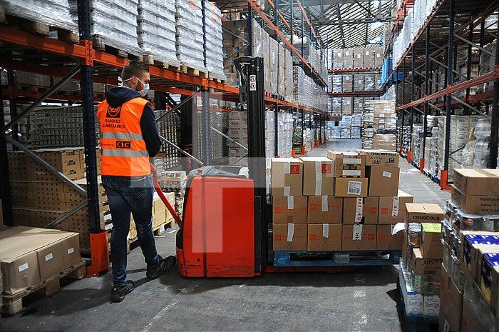 Report Food Bank of North - Lille. Since the start of the Covid 19 health crisis, the association has been ensuring the daily distribution of foodstuffs to partner associations. The employees ensure by respecting the barrier gestures the supply to cover the increasing food aid needs. Every day according to a protocol implemented since the confinement of tons of fresh products, frozen, canned, milk, potatoes. .are distributed. The associations receive a donation to enable them to help people in difficulty. Inventory management in the warehouse.