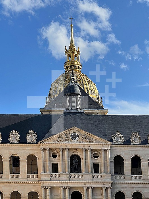 Louis XIV built the Hotel des Invalides in 1670 to accommodate the invalids of his armies.