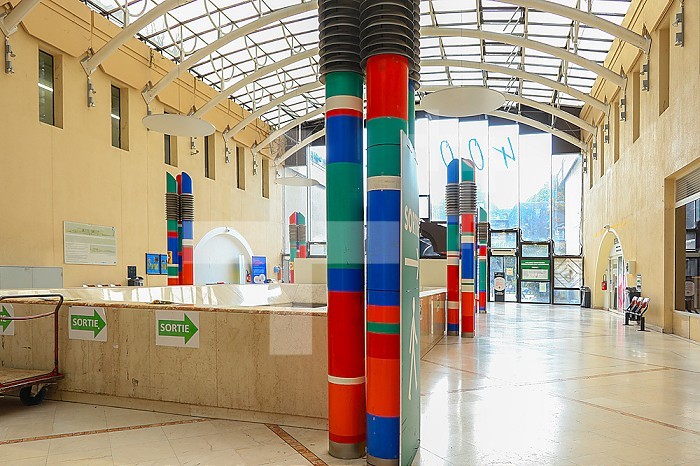Reception and signage using color codes in the entrance hall of Saint-Louis Hospital.