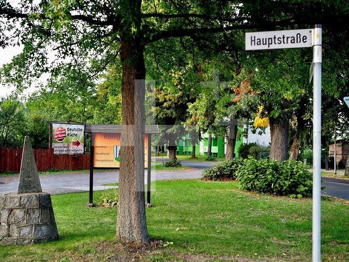 Haupstrasse in Koenigshorst, Fehrbellin, Brandenburg, Deutschland. Die 
