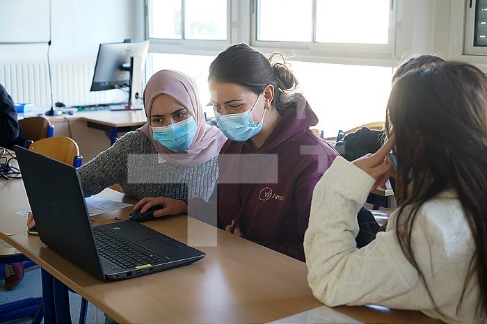 Medical students during a computer simulation workshop. The software makes it possible to manage deliveries and emergency situations.