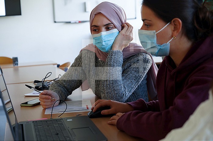 Medical students during a computer simulation workshop. The software makes it possible to manage deliveries and emergency situations.
