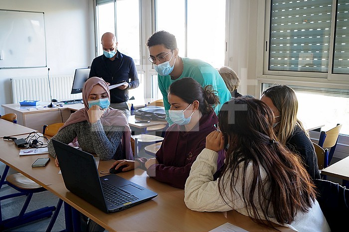 Medical students during a computer simulation workshop. The software makes it possible to manage deliveries and emergency situations. A resuscitation student helps midwifery students.