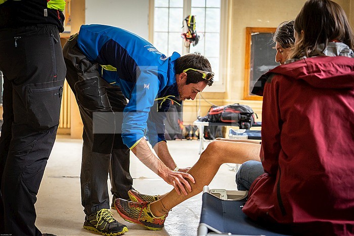 Report on a rescue device specializing in difficult mountain access. Rescuers take care of injured patients. A man consults for a painful mass in the calf. Phlebitis is suspected and he will be evacuated by the firefighters for an ultrasound.