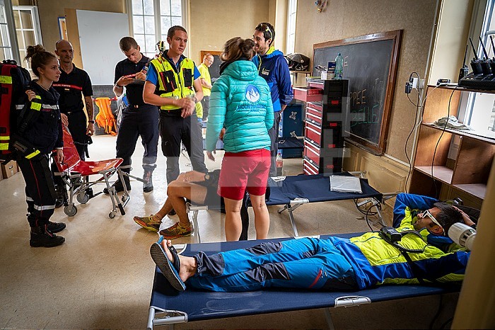 Report on a rescue device specializing in difficult mountain access. Rescuers take care of injured patients. A man consults for a painful mass in the calf. Phlebitis is suspected and he will be evacuated by the firefighters for an ultrasound.