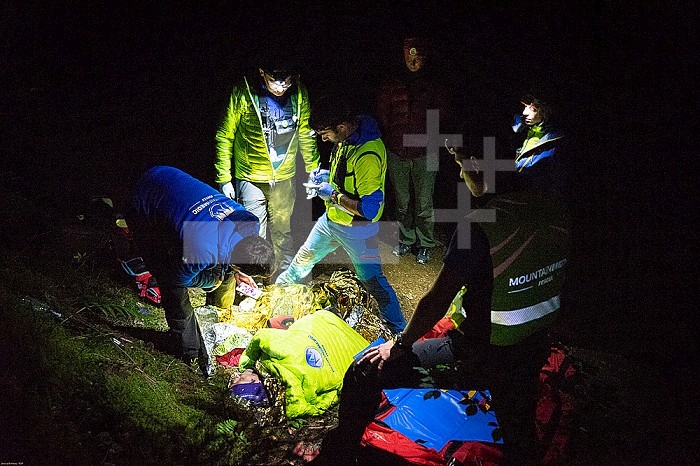 Report on a rescue device specializing in difficult mountain access. Rescuers intervene with another team to rescue a man found on the side of the road. He has impaired consciousness and a weak Glasgow.