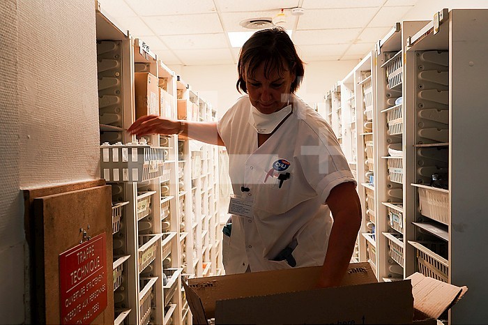 In charge of logistics within the emergency department of a university hospital. Day and night, a person watches over the restocking of the care shelves.