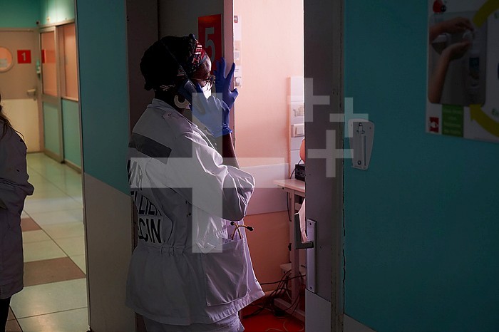 Doctor in the emergency room of a university hospital. Important decisions have to be made regarding an obese patient suffering from an infection.