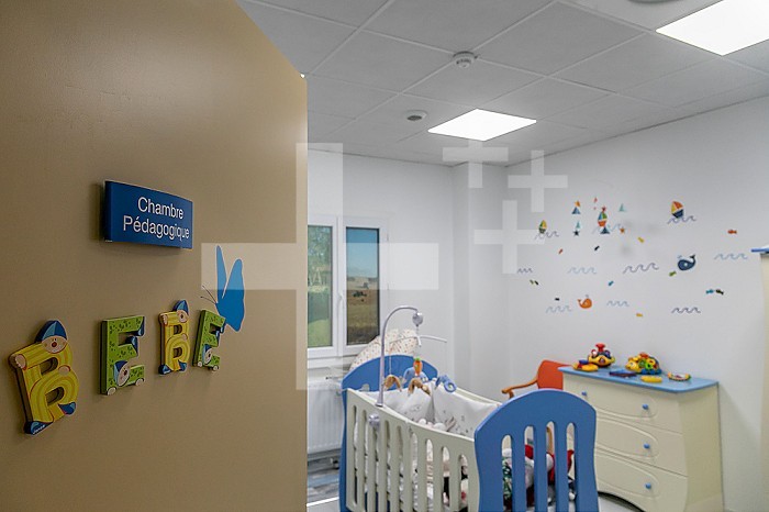 Educational room in which a nurse explains to future parents the good or bad products for the baby at the Angouleme hospital.