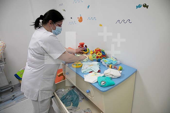 Educational room in which the nurse explains to the parents which are the good and bad products to use for their baby.