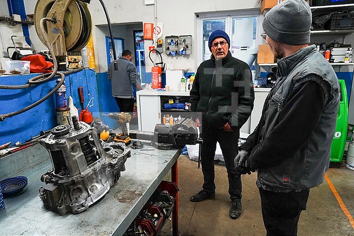 Business immersion of five workers from the mechanical workshop of an ESAT. Under the responsibility of auto mechanic professionals, workers with disabilities are trained in the mechanics profession and work independently in the workshop. Training on an open gearbox.