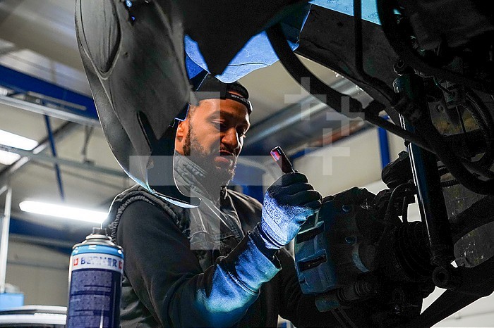 Business immersion of five workers from the mechanical workshop of an ESAT. Under the responsibility of auto mechanic professionals, workers with disabilities are trained in the mechanics profession and work independently in the workshop. Worker remounting brake calipers.