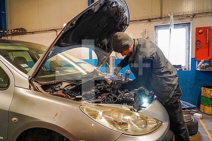 Business immersion of five workers from the mechanical workshop of an ESAT. Under the responsibility of auto mechanic professionals, workers with disabilities are trained in the mechanics profession and work independently in the workshop. Cylinder head disassembly and cleaning.