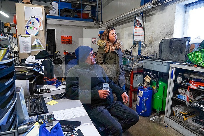Business immersion of five workers from the mechanical workshop of an ESAT. Under the responsibility of auto mechanic professionals, workers with disabilities are trained in the mechanics profession and work independently in the workshop. Moment of relaxation during the coffee break.