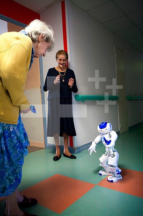 Reportage in the ‘Balcons de Tivoli’ nursing home in the Bordeaux region of France which is equipped with a Zora robot. Zora is a software solution developed by QBMT to pilot the NAO robot designed by Aldebaran. The humanoid NAO, equipped with Zora software is used by employees of the nursing home as well as during gym sessions. Zora talks, sings, dances and moves to come into contact with the residents.